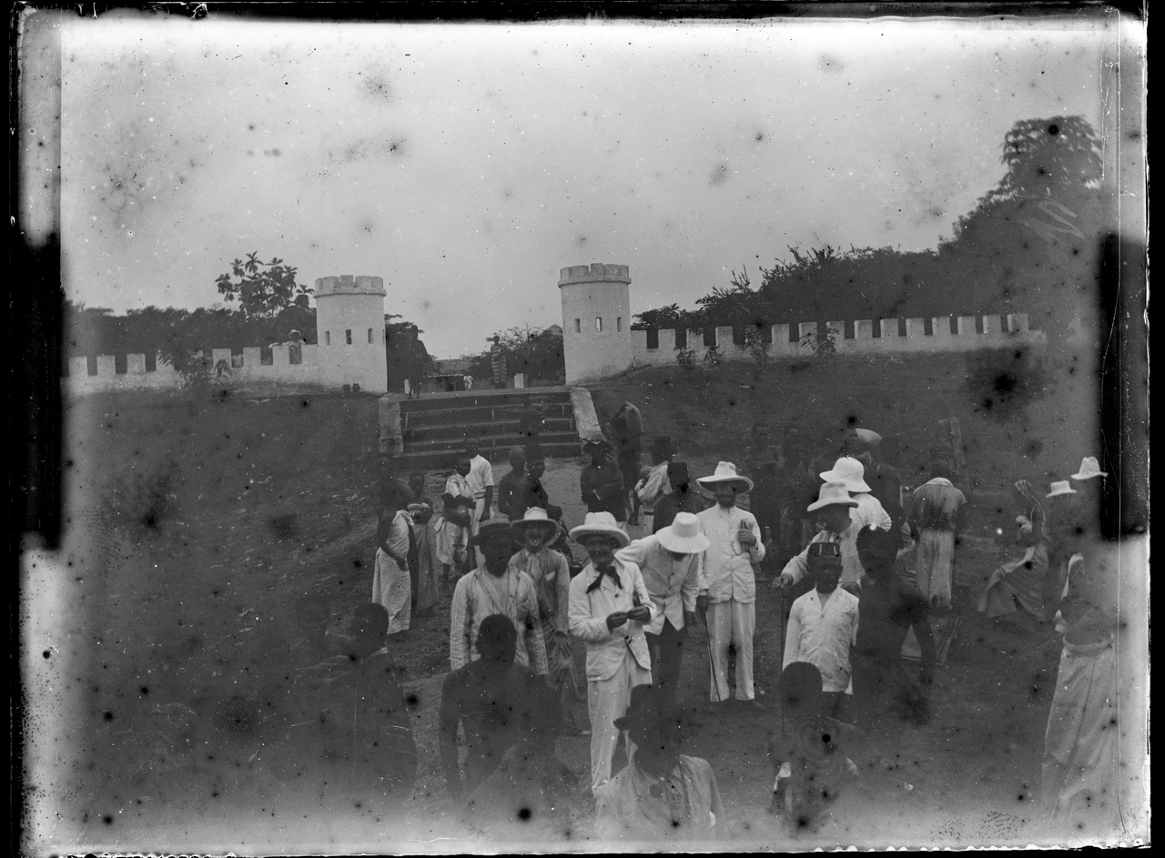 Fotografia coloniale, Colonie belghe, Popoli coloniali, Uomini, Donne africane (negativo) di Giuseppe Carlo Sesti (fine/ inizio XIX-XX)