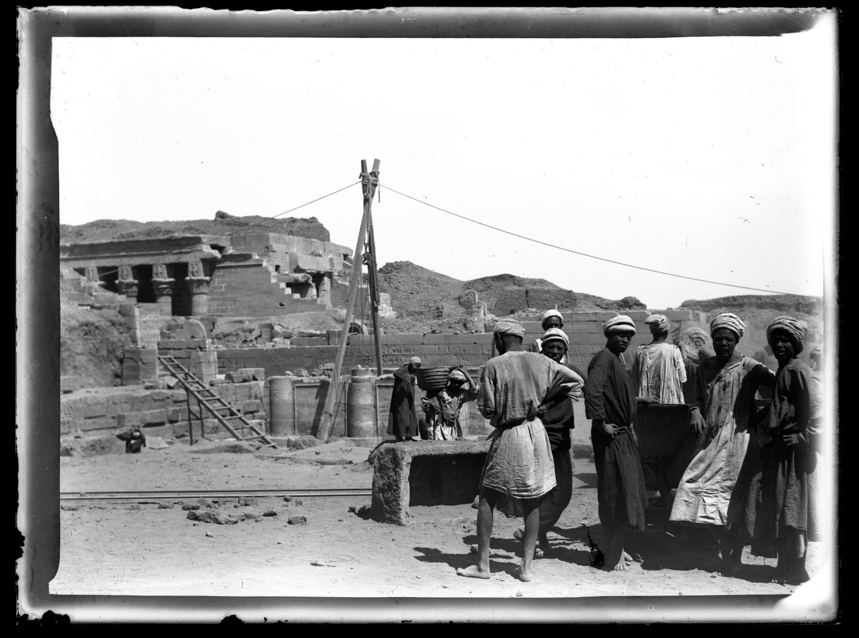 Scavo archeologico, Tempio, Colonne (negativo) di Marro, Giovanni (attribuito) - Missione Archeologia Italiana in Egitto (prima metà XX)