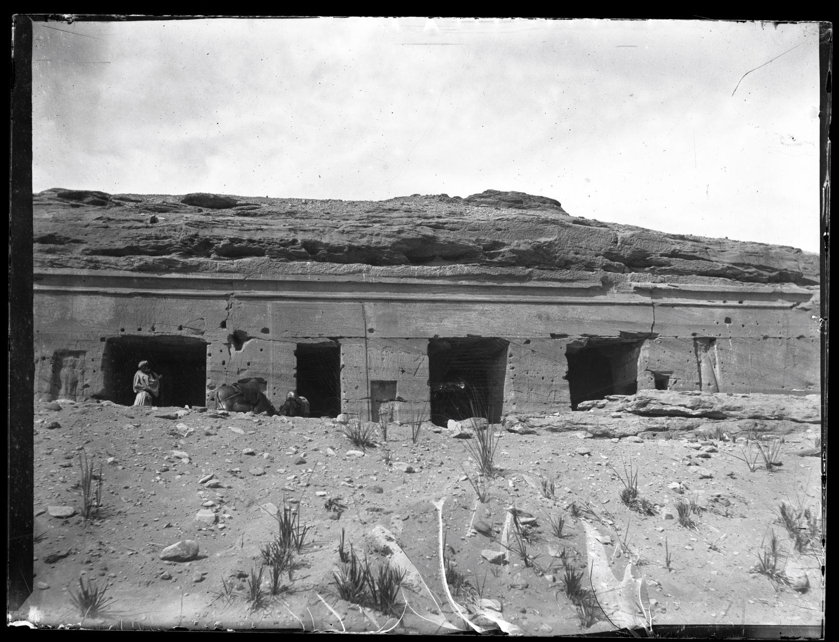 Scavi archeologici, Tomba, Uomini (negativo) di Marro, Giovanni (attribuito) - Missione Archeologia Italiana in Egitto (prima metà XX)