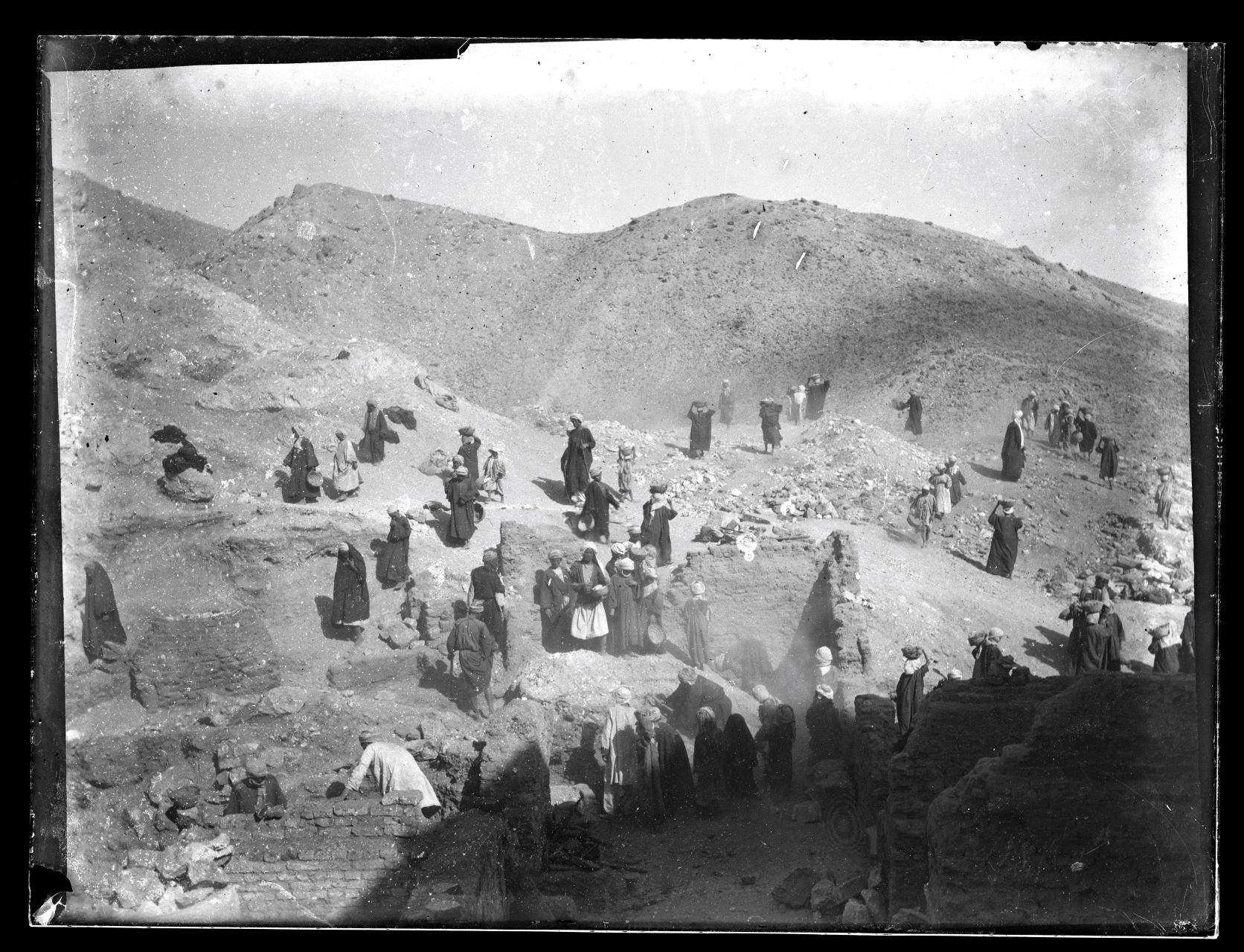 Scavi archeologici, Egiziani, Operai (negativo) di Marro, Giovanni (attribuito) - Missione Archeologia Italiana in Egitto (prima metà XX)