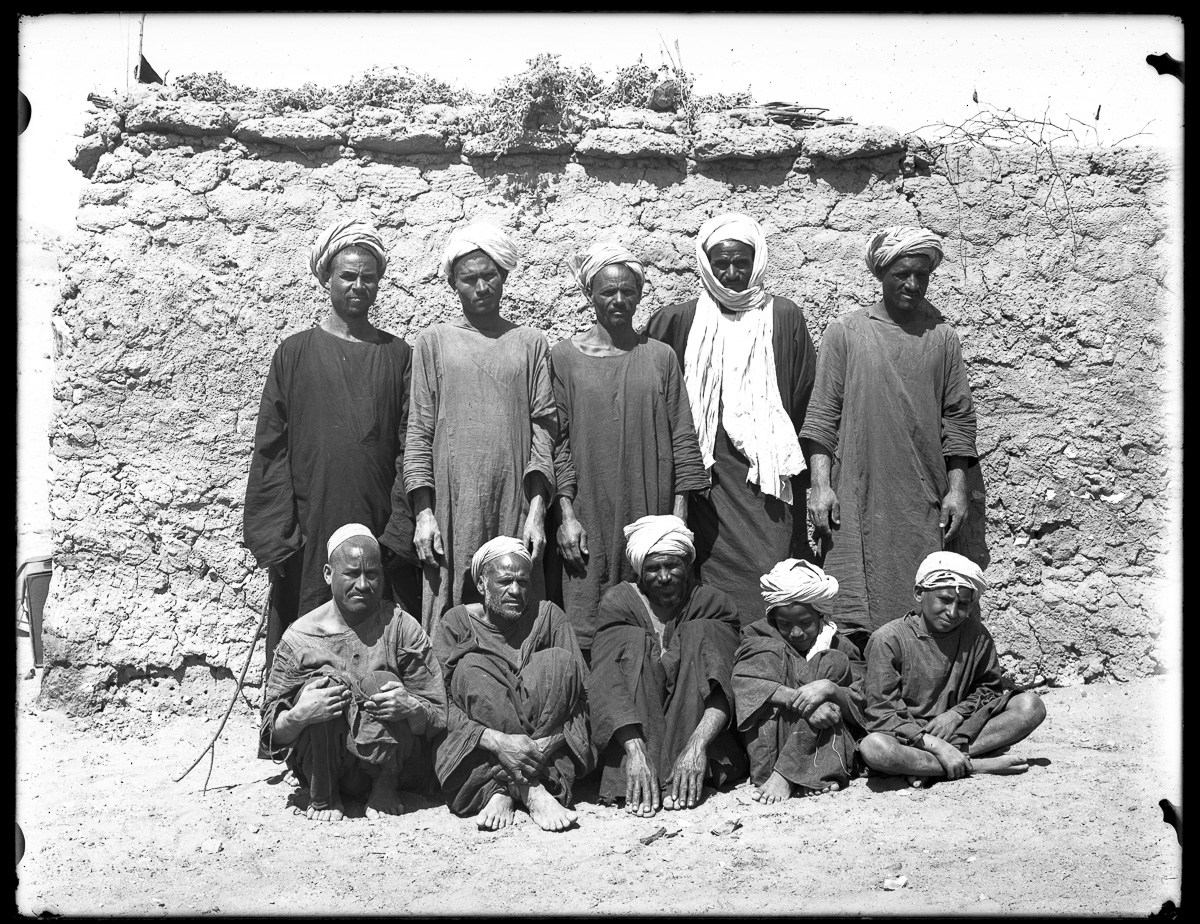 Marro, Ritratti fotografici, Uomini, Bambini (negativo) di Marro, Giovanni (attribuito) - Missione Archeologia Italiana in Egitto (prima metà XX)