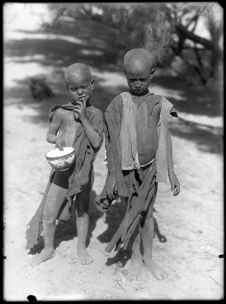 Marro, Ritratti fotografici, Bambini (negativo) di Marro, Giovanni (attribuito) - Missione Archeologia Italiana in Egitto (prima metà XX)