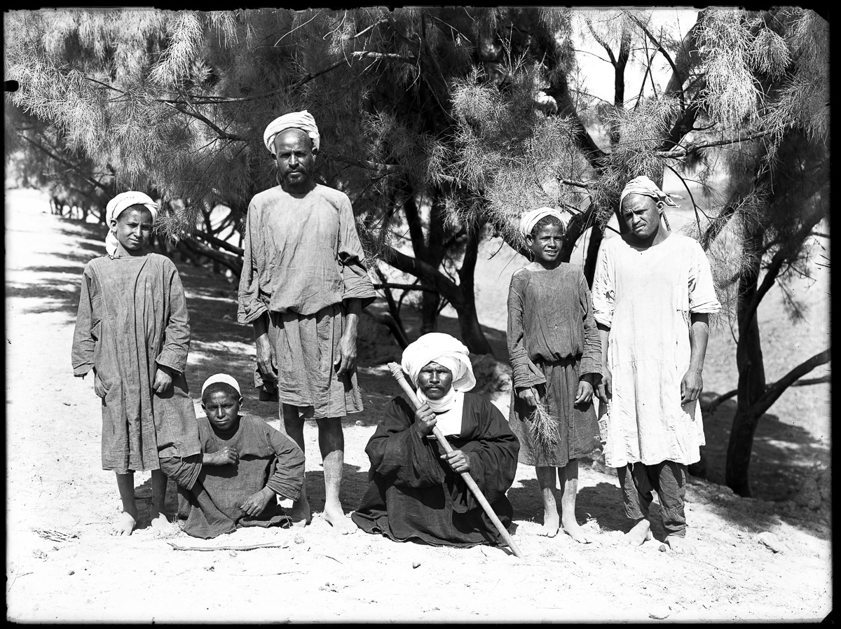 Marro, Ritratti fotografici, Uomini, Bambini (negativo) di Marro, Giovanni (attribuito) - Missione Archeologia Italiana in Egitto (prima metà XX)