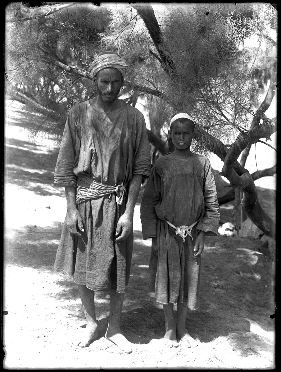 Marro, Ritratti fotografici, Uomo, Bambino (negativo) di Marro, Giovanni (attribuito) - Missione Archeologia Italiana in Egitto (prima metà XX)