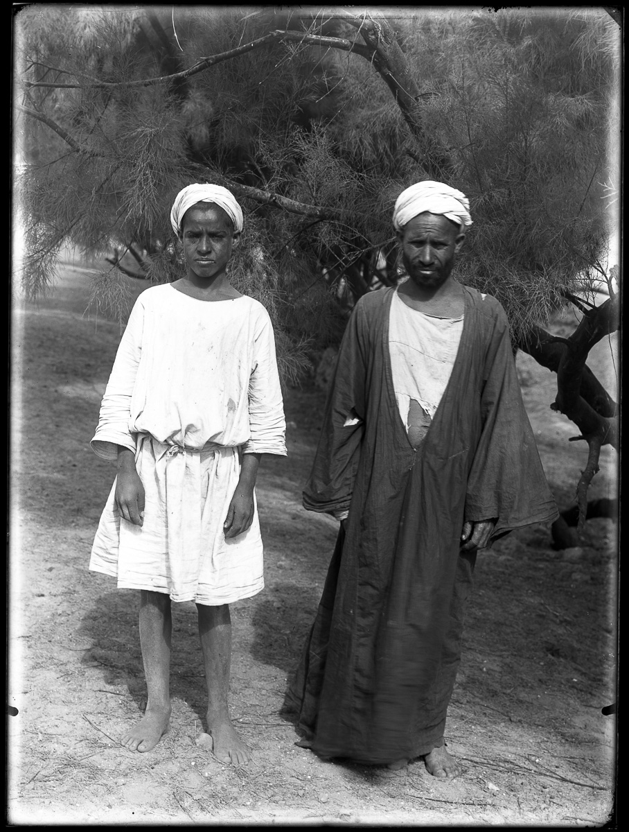 Marro, Ritratti fotografici, Uomo, Ragazzo (negativo) di Marro, Giovanni (attribuito) - Missione Archeologia Italiana in Egitto (prima metà XX)