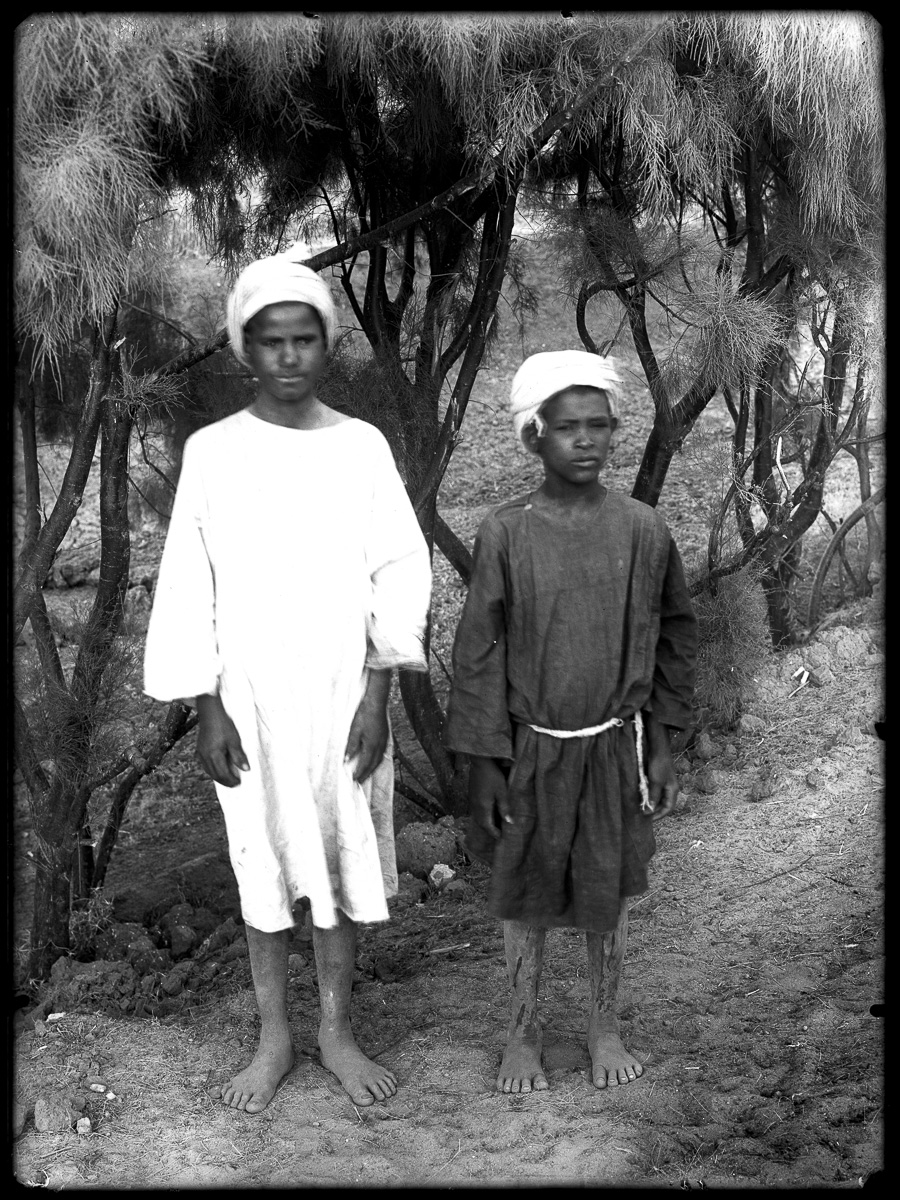 Marro, Ritratti fotografici, Ragazzi (negativo) di Marro, Giovanni (attribuito) - Missione Archeologia Italiana in Egitto (prima metà XX)