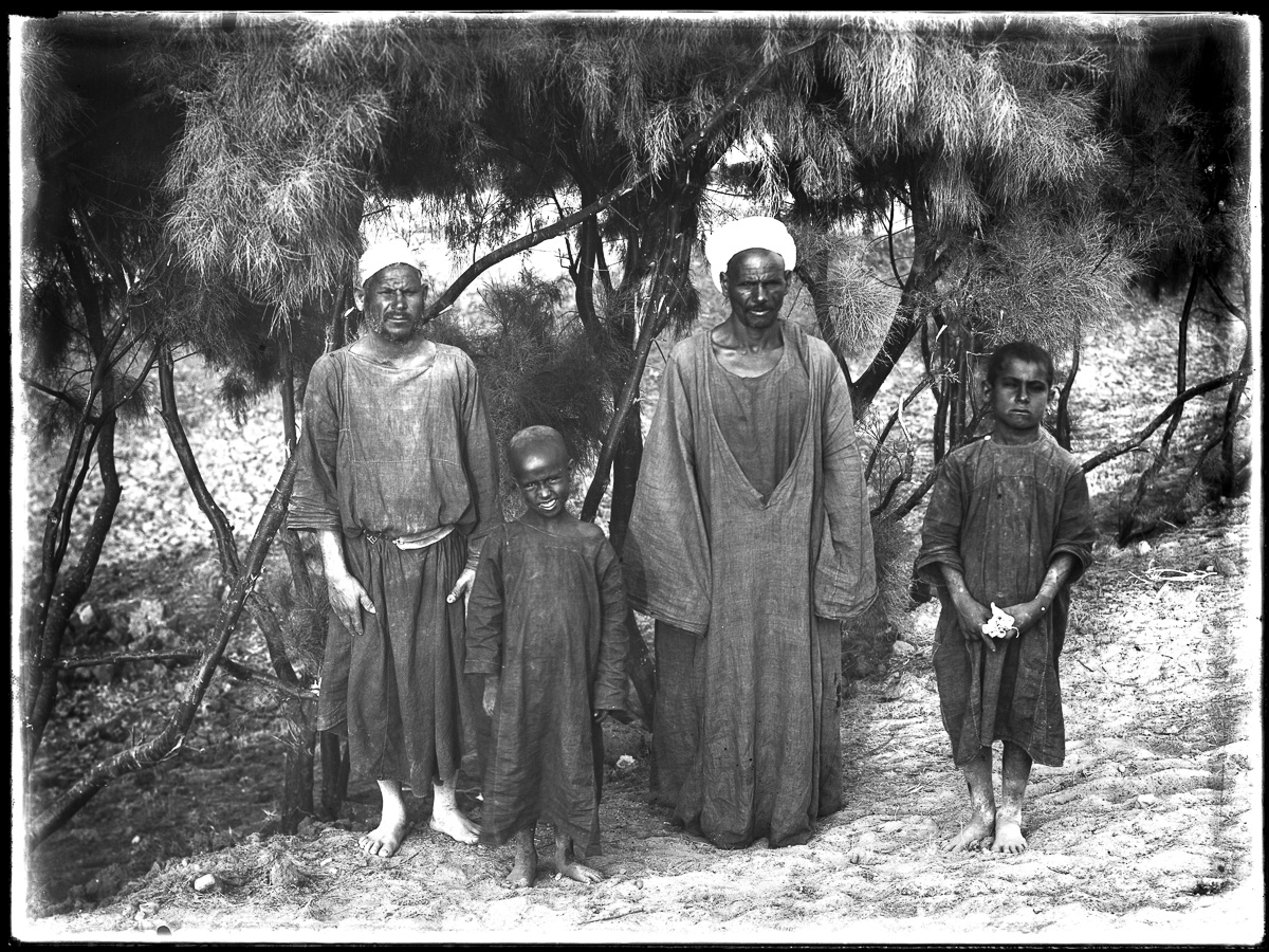 Marro, Ritratti fotografici, Uomini, Bambini (negativo) di Marro, Giovanni (attribuito) - Missione Archeologia Italiana in Egitto (prima metà XX)