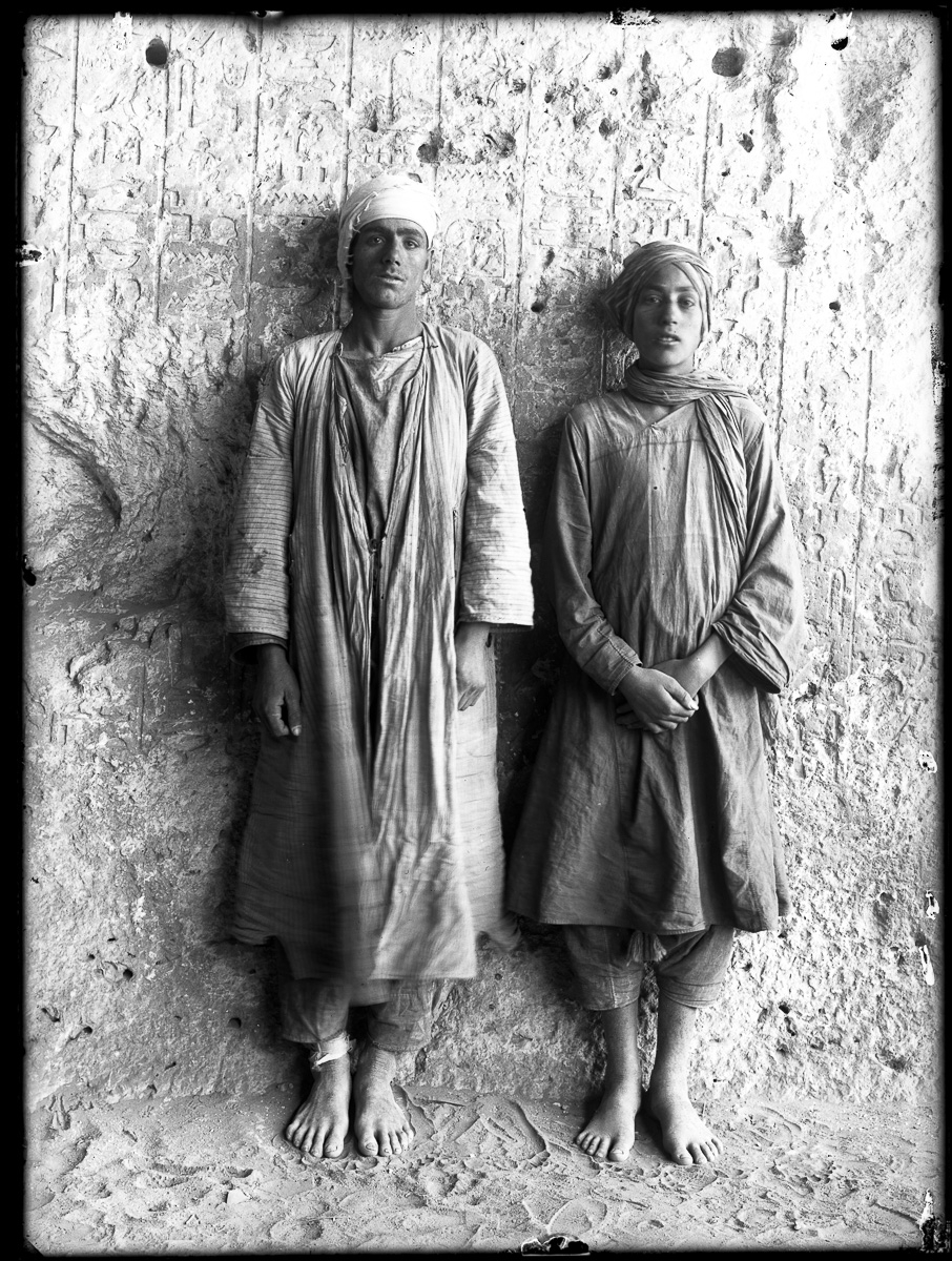 Marro, Ritratti fotografici, Uomo, Ragazzo, Geroglifici (negativo) di Marro, Giovanni (attribuito) - Missione Archeologia Italiana in Egitto (prima metà XX)