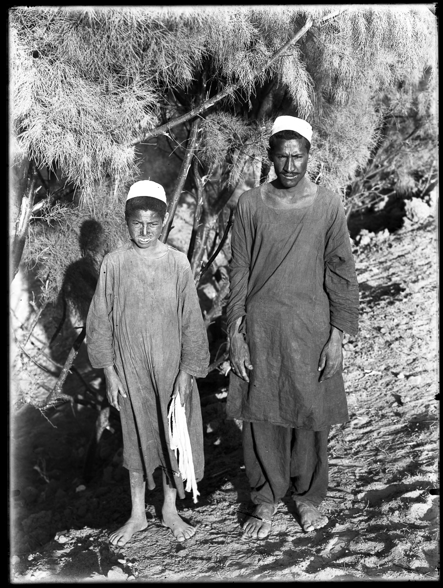 Marro, Ritratti fotografici, Uomo, Bambino (negativo) di Marro, Giovanni (attribuito) - Missione Archeologia Italiana in Egitto (prima metà XX)