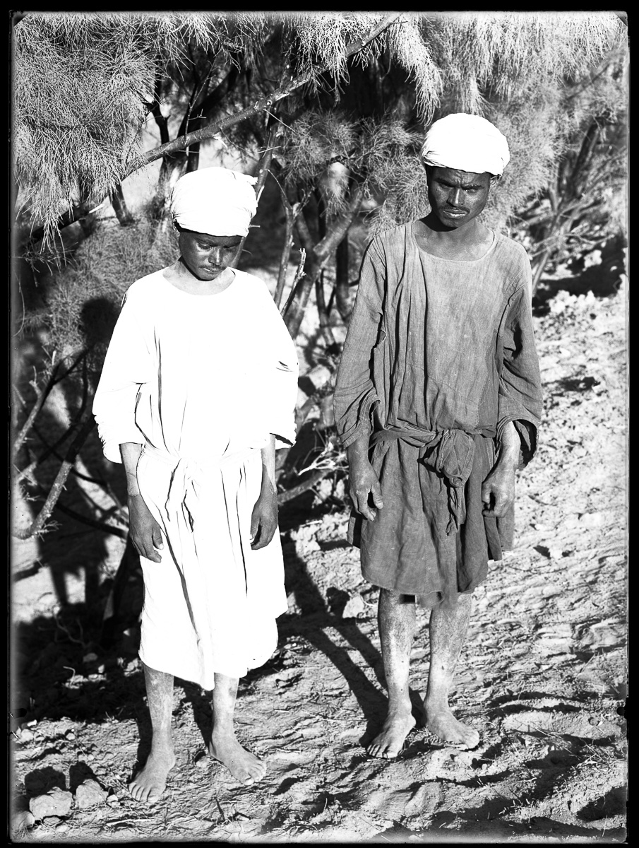 Marro, Ritratti fotografici, Uomo, Ragazzo (negativo) di Marro, Giovanni (attribuito) - Missione Archeologia Italiana in Egitto (prima metà XX)
