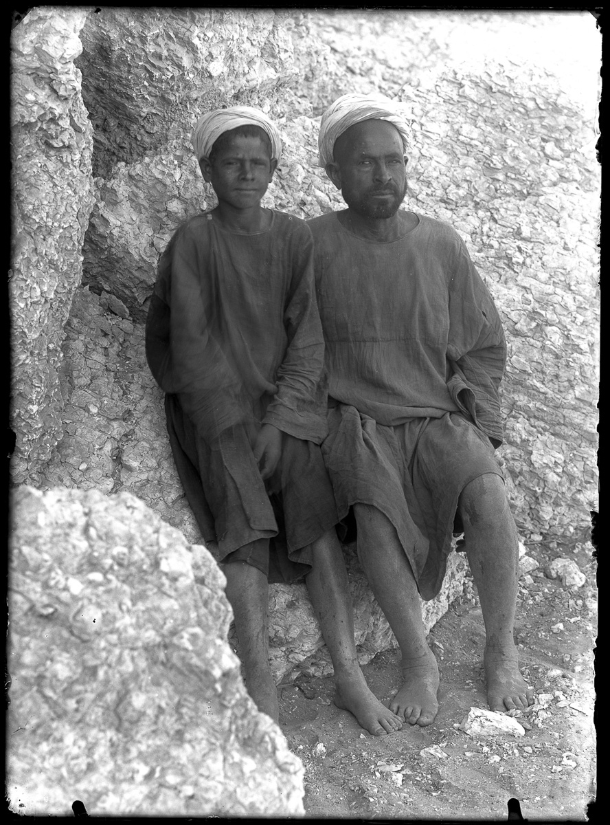 Marro, Ritratti fotografici, Uomo, Bambino (negativo) di Marro, Giovanni (attribuito) - Missione Archeologia Italiana in Egitto (prima metà XX)