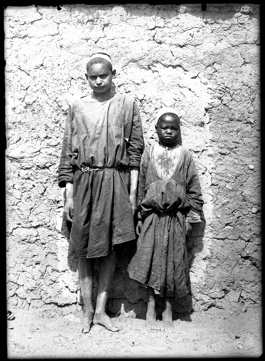 Marro, Ritratti fotografici, Ragazzo, Bambino (negativo) di Marro, Giovanni (attribuito) - Missione Archeologia Italiana in Egitto (prima metà XX)