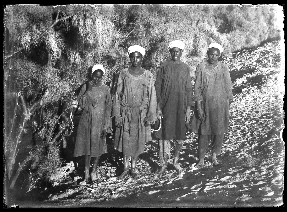 Marro, Ritratti fotografici, Uomini, Ragazzi (negativo) di Marro, Giovanni (attribuito) - Missione Archeologia Italiana in Egitto (prima metà XX)