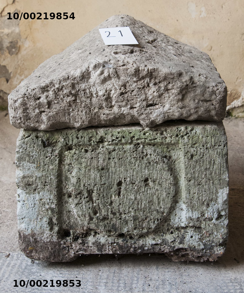 cassa con scudo entro riquadro, e coperchio iscritto (urna/ cineraria, cassa) (SECOLI/ ARCHI DI SECOLI/ III-I a.C)