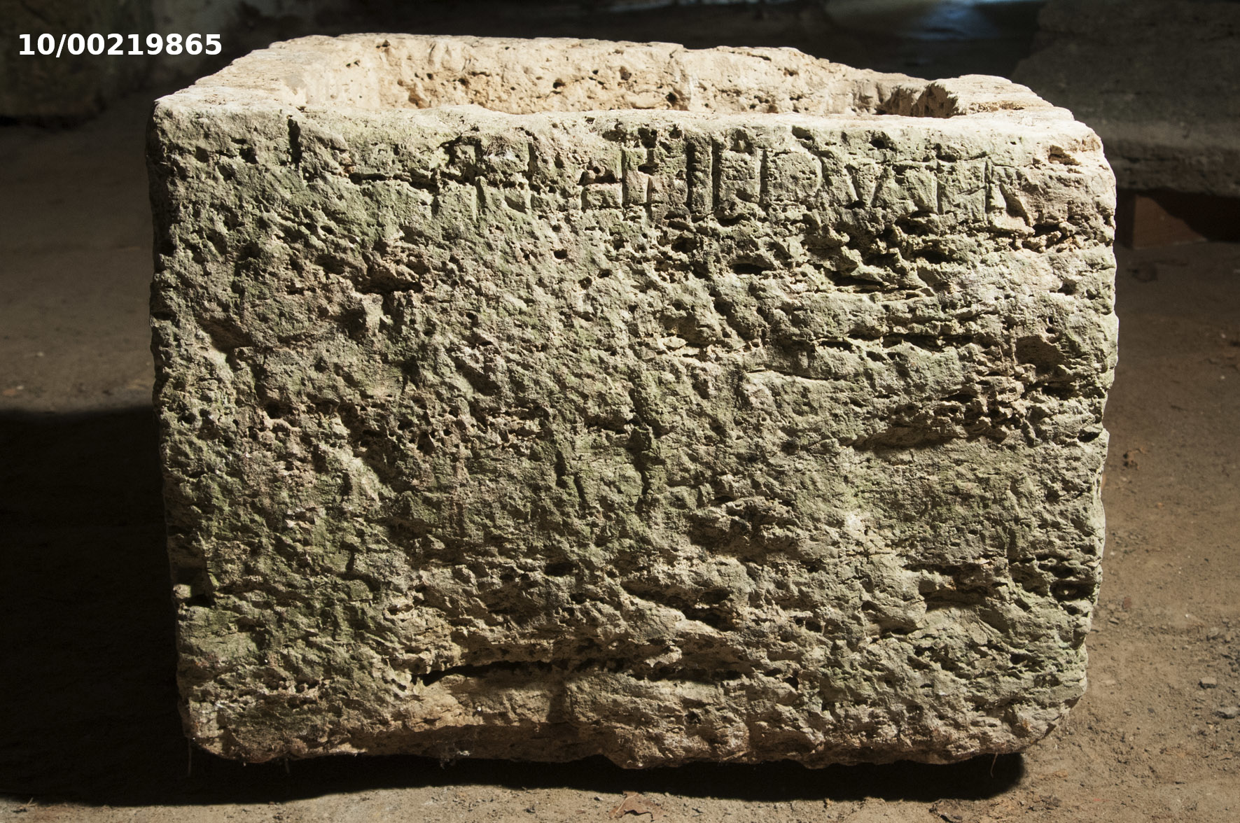 liscia con iscrizione etrusca (urna/ cineraria, cassa) (SECOLI/ II a.C)