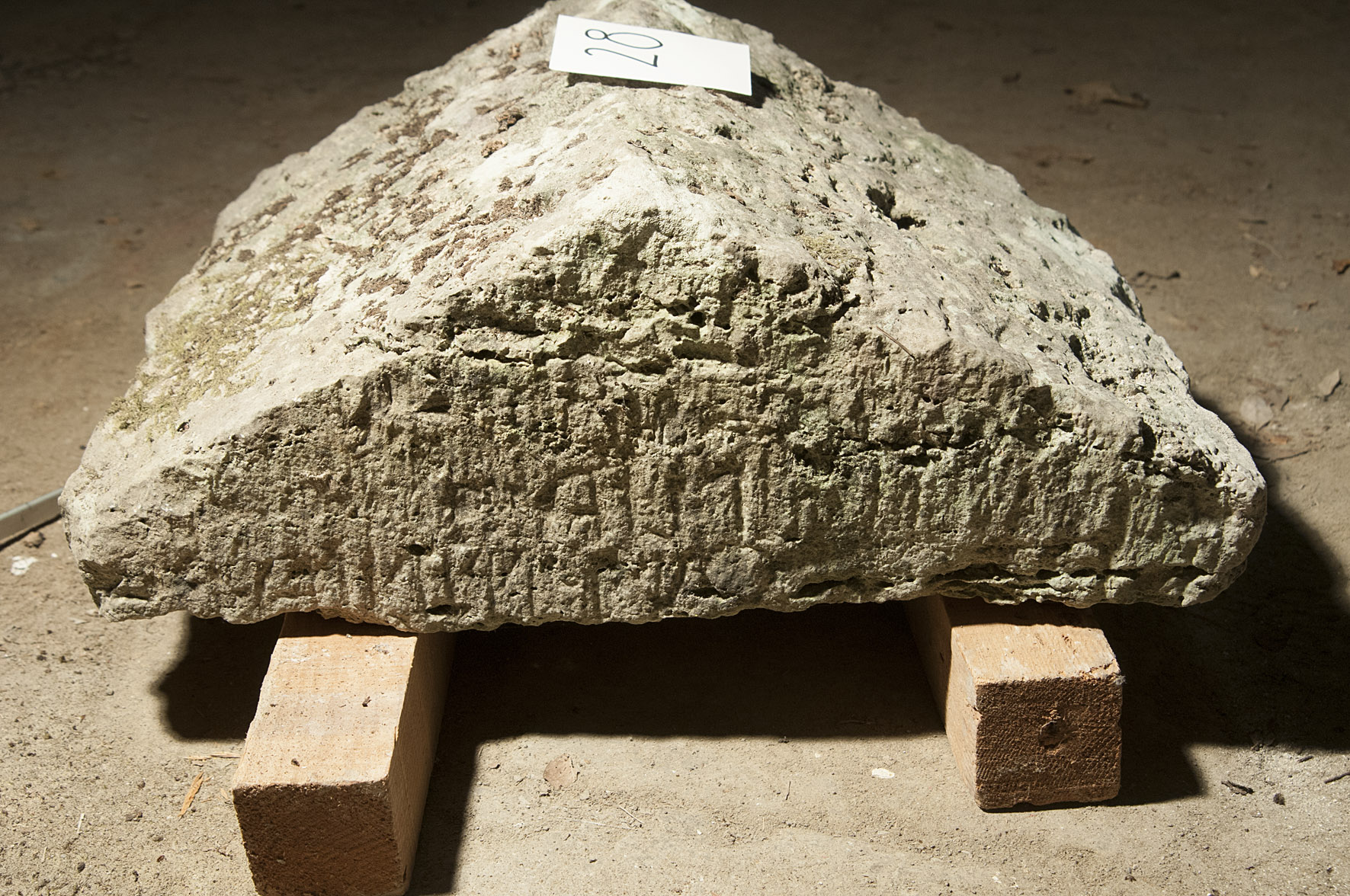 displuviato con iscrizione etrusca incisa su due righe (urna/ cineraria, coperchio) (SECOLI/ II a.C)