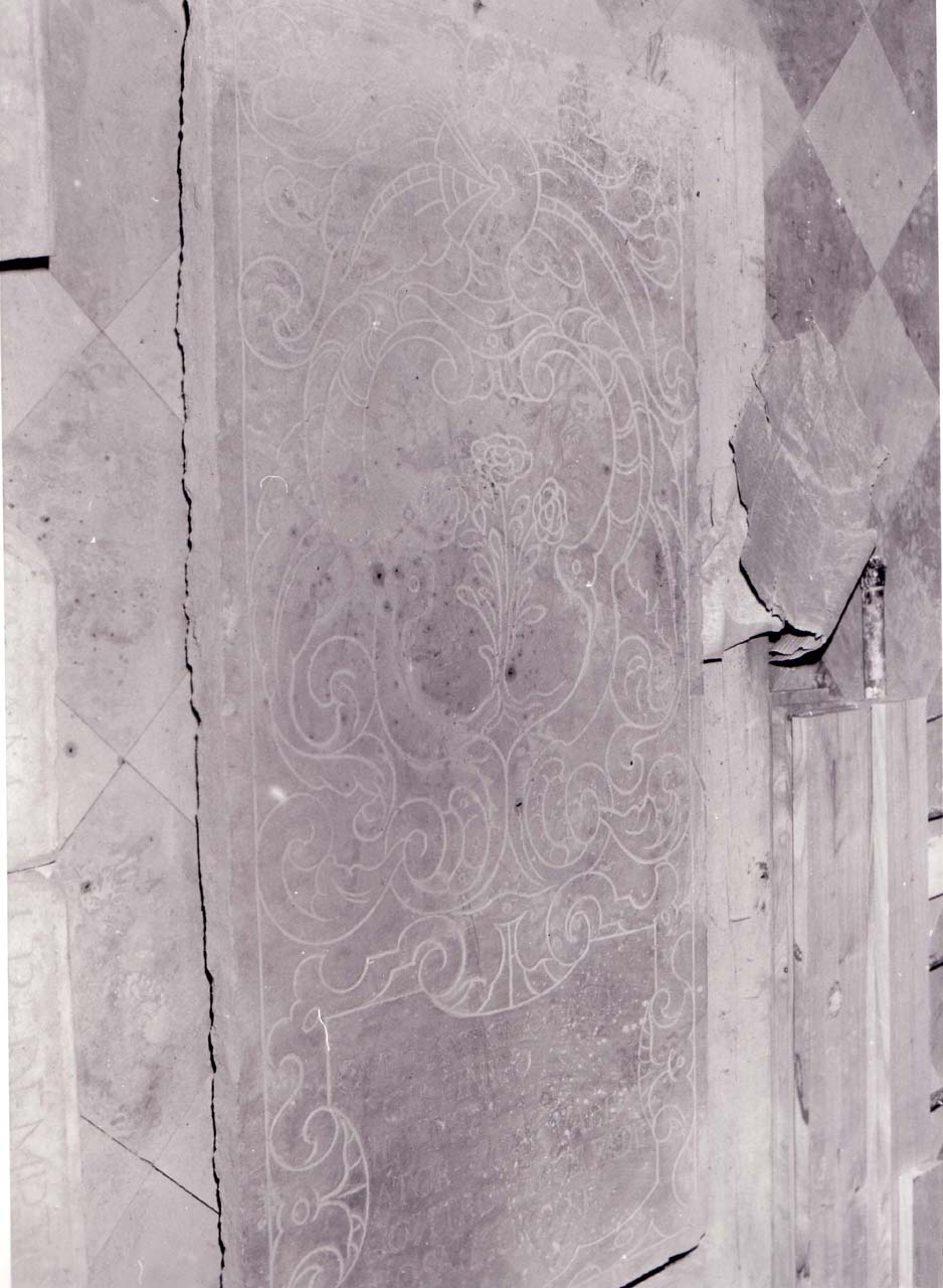 stemma, elmo, motivi decorativi floreali (lapide tombale) - ambito siciliano (fine/ inizio XVI-XVII)