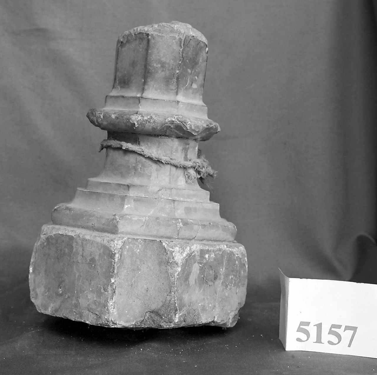 base di colonnina, opera isolata - bottega siciliana (XV-XVI)