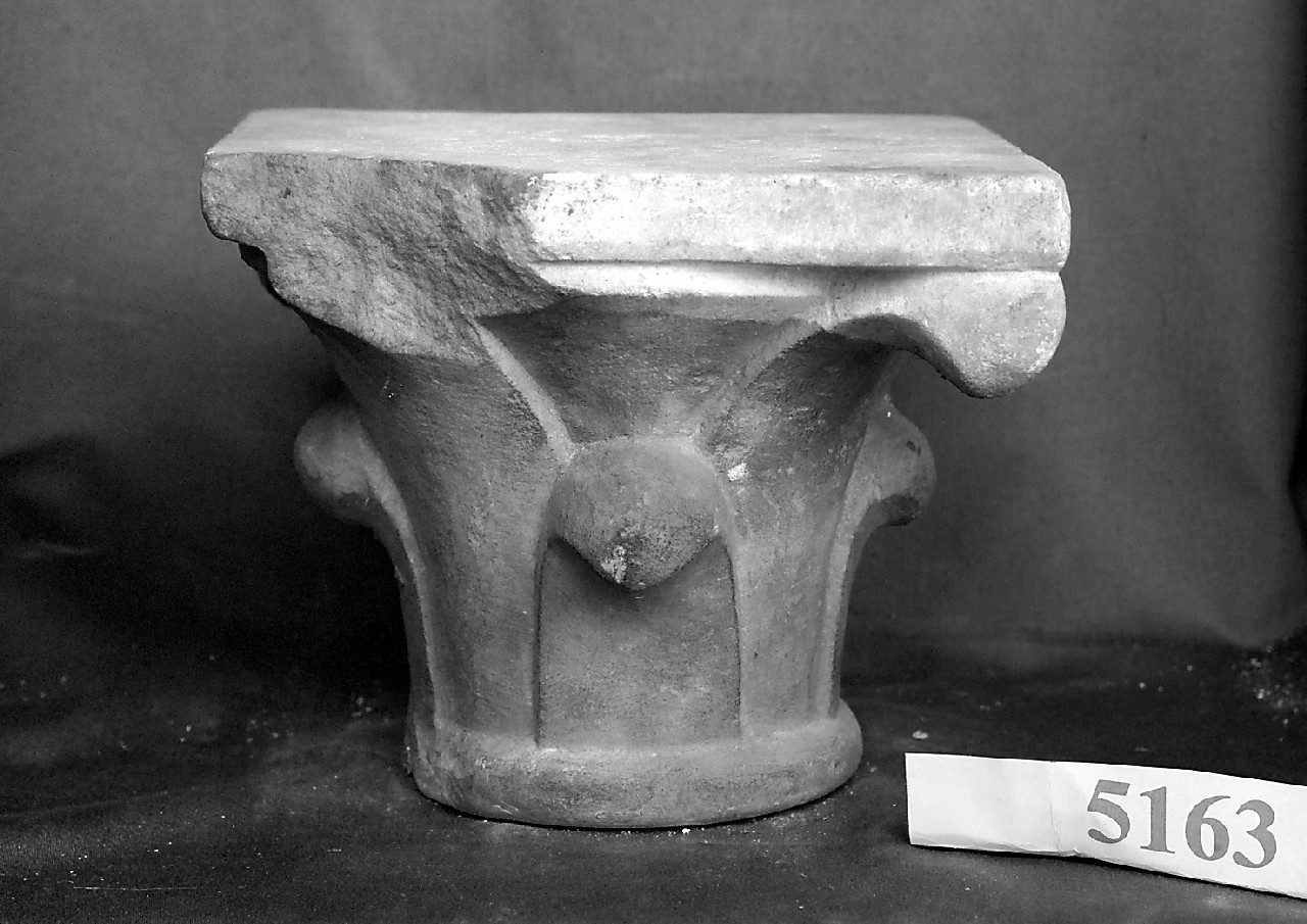 capitello di colonnina, opera isolata - bottega siciliana (XV-XVI)