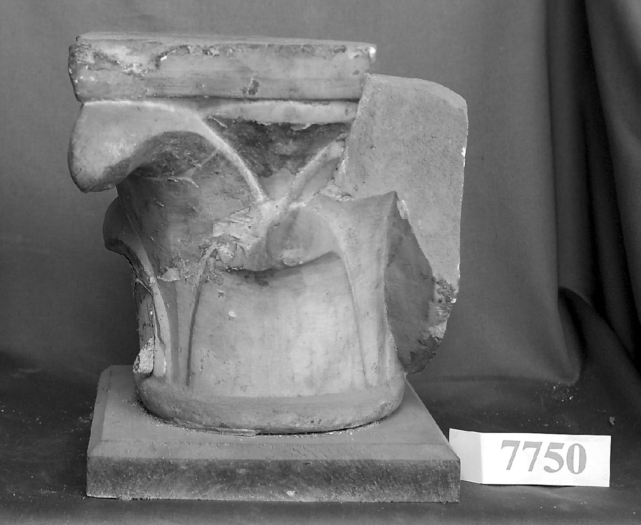 capitello - corinzio, opera isolata - bottega siciliana (XVI)