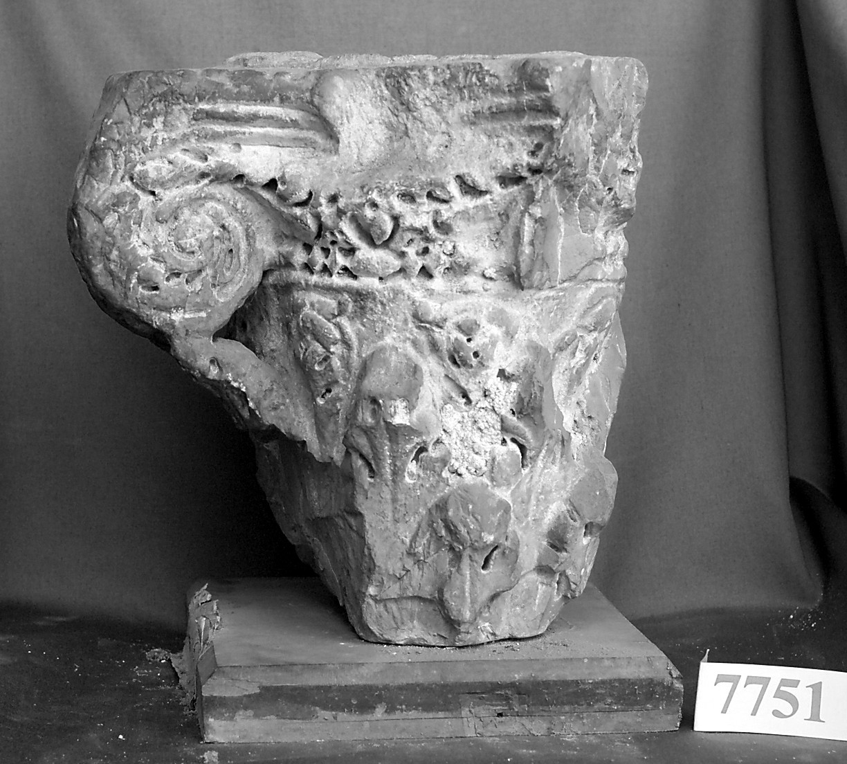 capitello, opera isolata - bottega siciliana (XIV-XV)