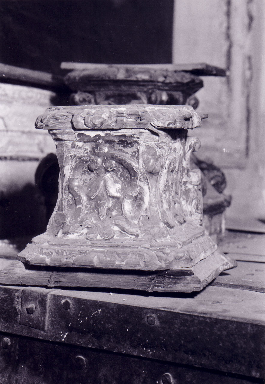 motivi decorativi vegetali, volute (base per croce) - ambito siciliano (seconda metà XVIII)