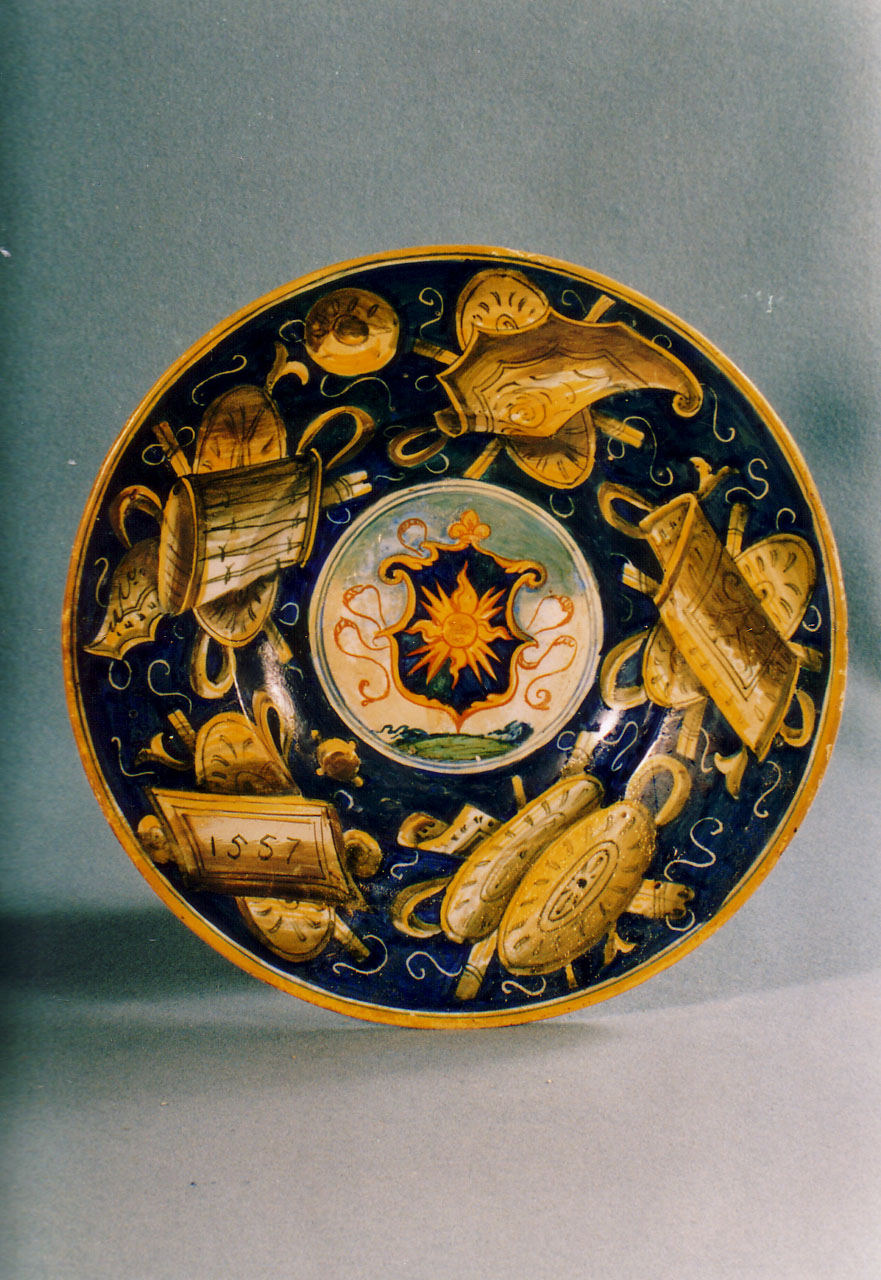 stemma, trofei (piatto) - bottega Italia centrale (terzo quarto XVI)