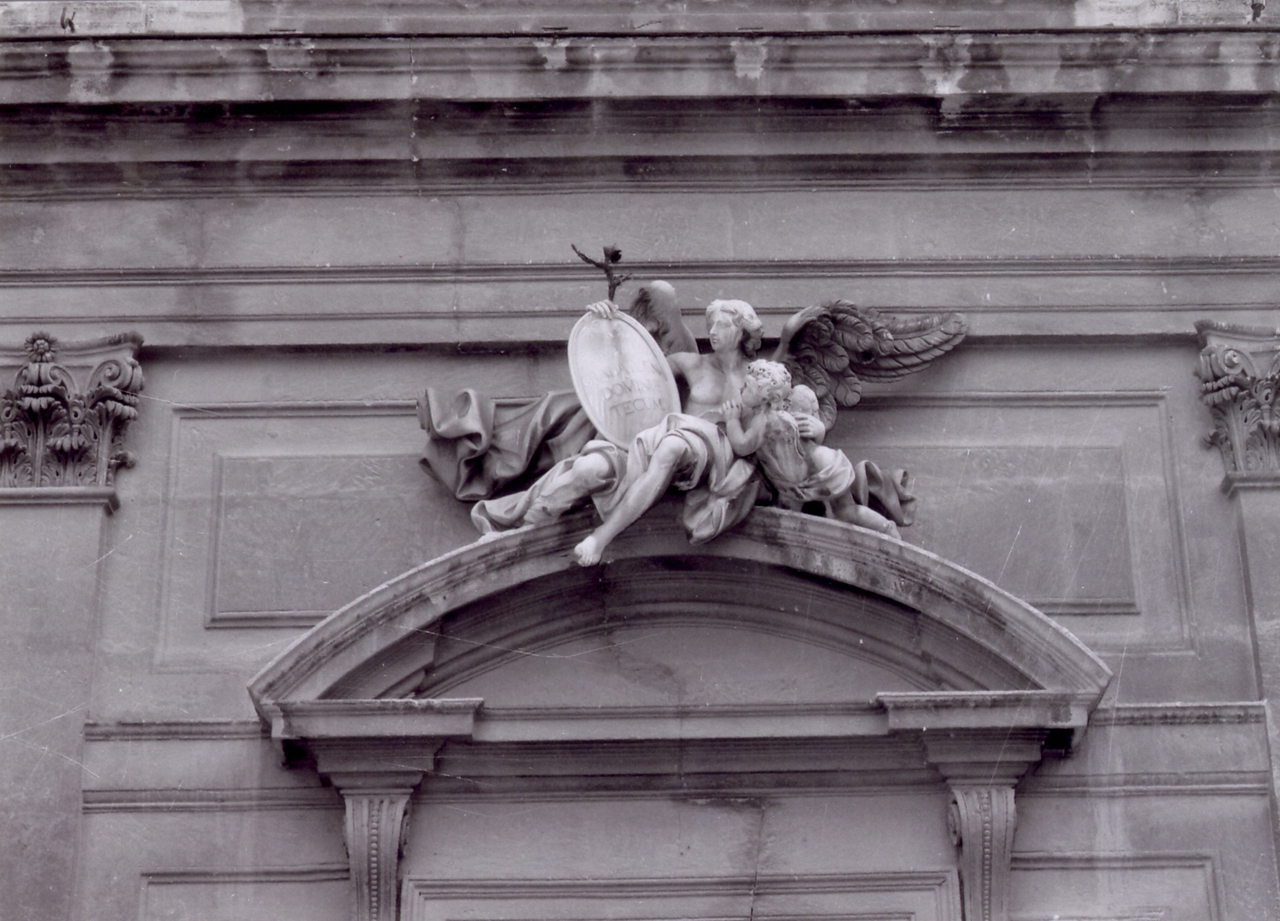 angelo seduto che sostiene un putto alato ed uno scudo (scultura, complesso decorativo) di Pennino Filippo (attribuito) (terzo quarto XVIII)
