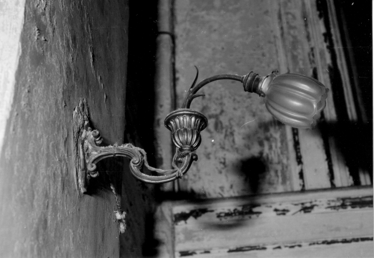 motivi decorativi a volute/ a baccelli (candeliere da parete di chiesa, serie) - ambito siciliano (primo quarto XX)