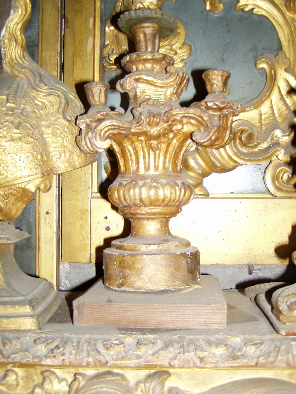 motivi decorativi a volute (candeliere d'altare, serie) - ambito siciliano (terzo quarto XVIII)
