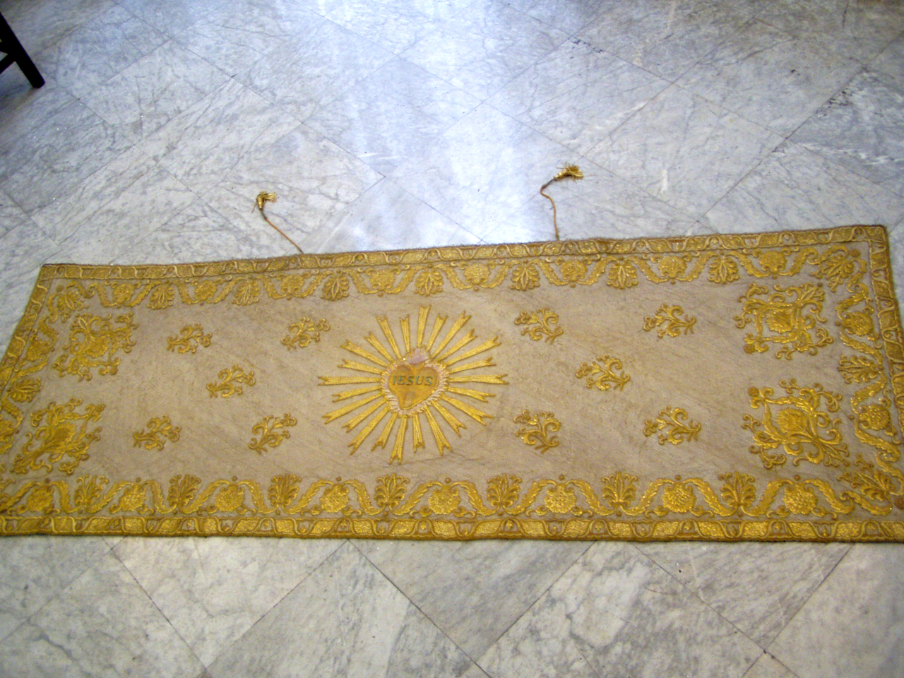 motivi decorativi fitomorfici, cuore raggiato (velo omerale, opera isolata) - ambito siciliano (primo quarto XIX)