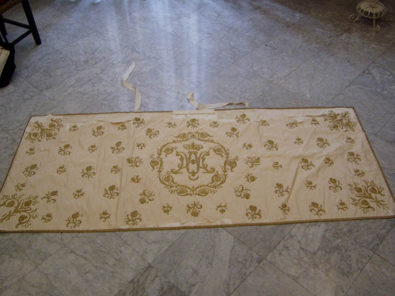 motivi decorativi floreali, monogramma mariano, corona (velo omerale, opera isolata) - ambito siciliano (fine XVIII)
