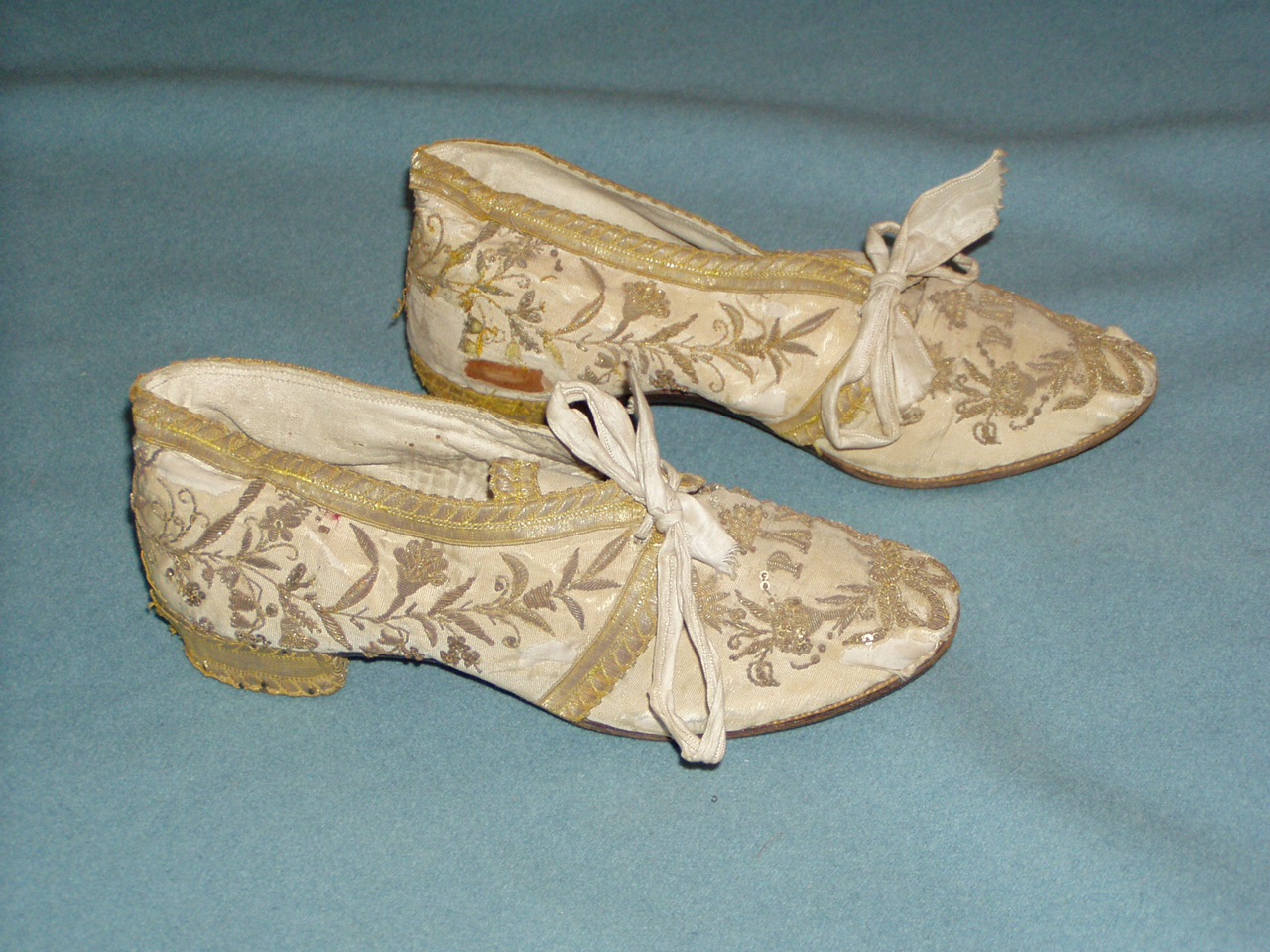 motivi decorativi fitomorfi, motivi decorativi floreali, fiocco, croce (scarpa, insieme) - ambito siciliano (metà XIX)