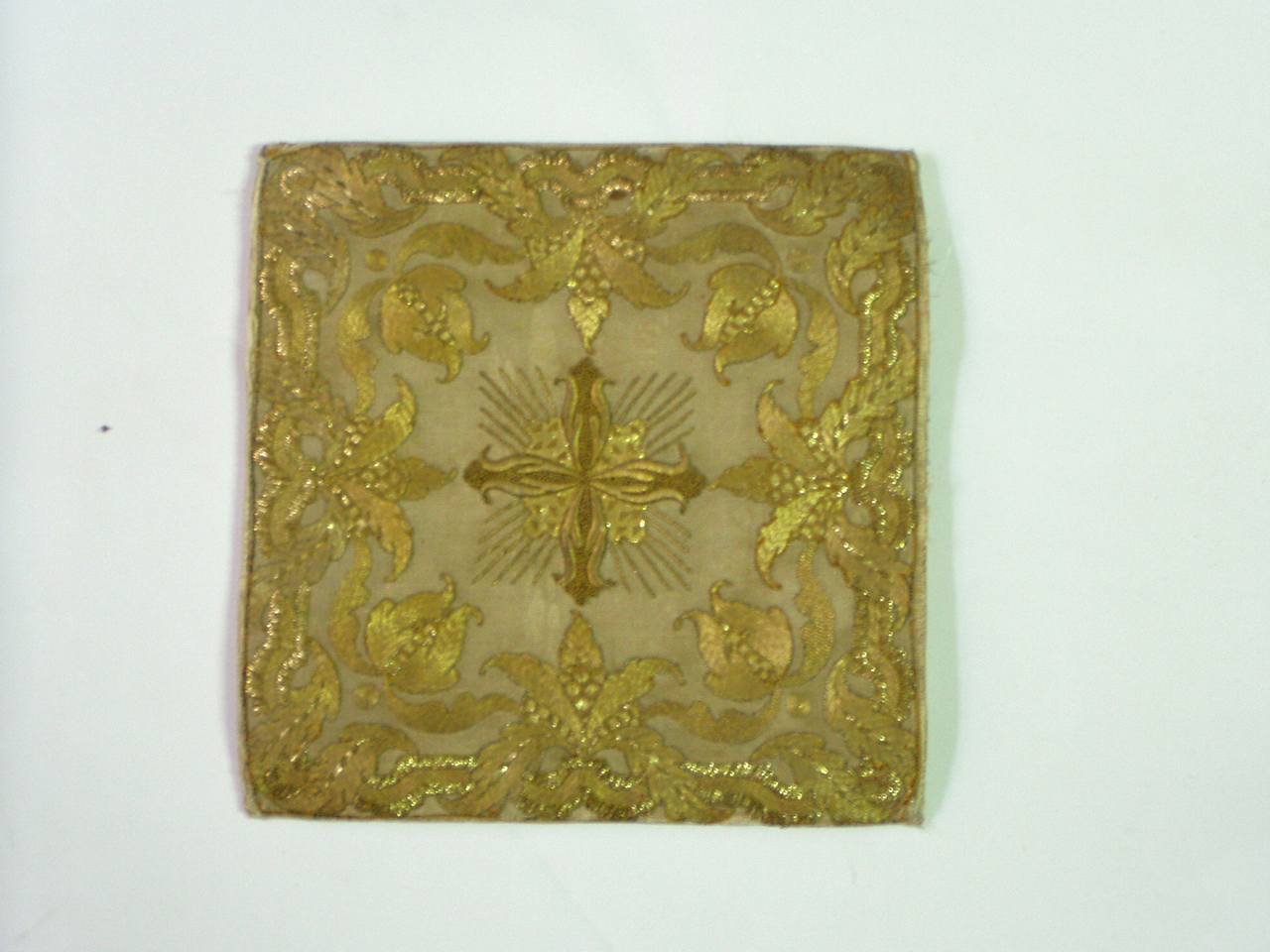 motivi decorativi fitomorfi, motivi decorativi floreali, croce greca raggiata (borsa del Corporale, elemento d'insieme) - ambito siciliano (prima metà XIX)