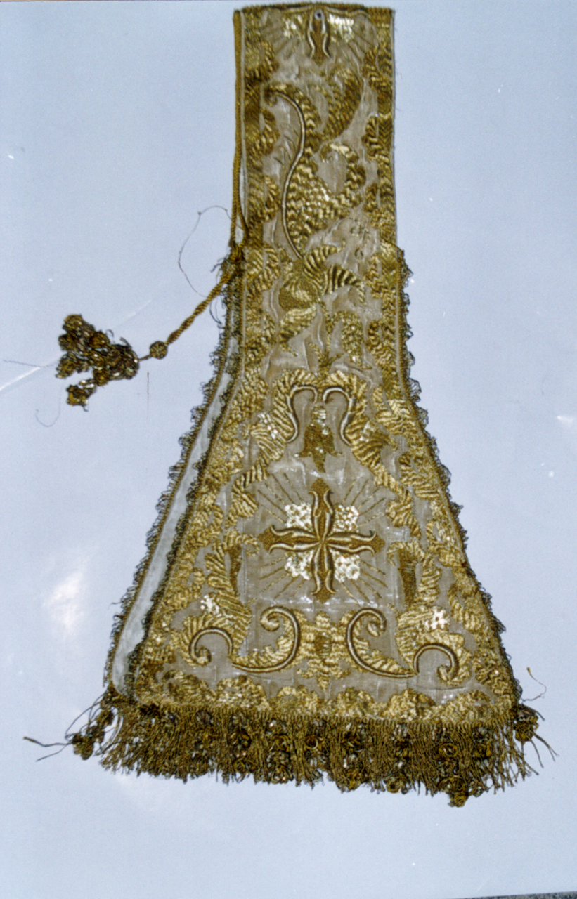 motivi decorativi fitomorfi, motivi decorativi floreali, croci greche raggiate (manipolo, elemento d'insieme) - ambito siciliano (prima metà XIX)
