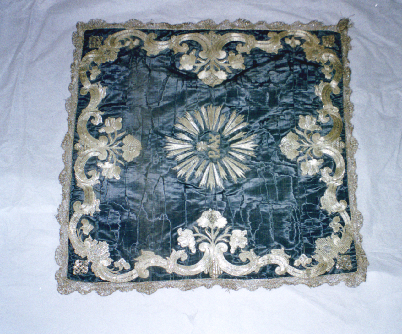 motivi decorativi fitomorfi, motivi decorativi floreali, volute, raggiera con scritta e croce raggiata (velo di calice, elemento d'insieme) - ambito siciliano (prima metà XVIII)