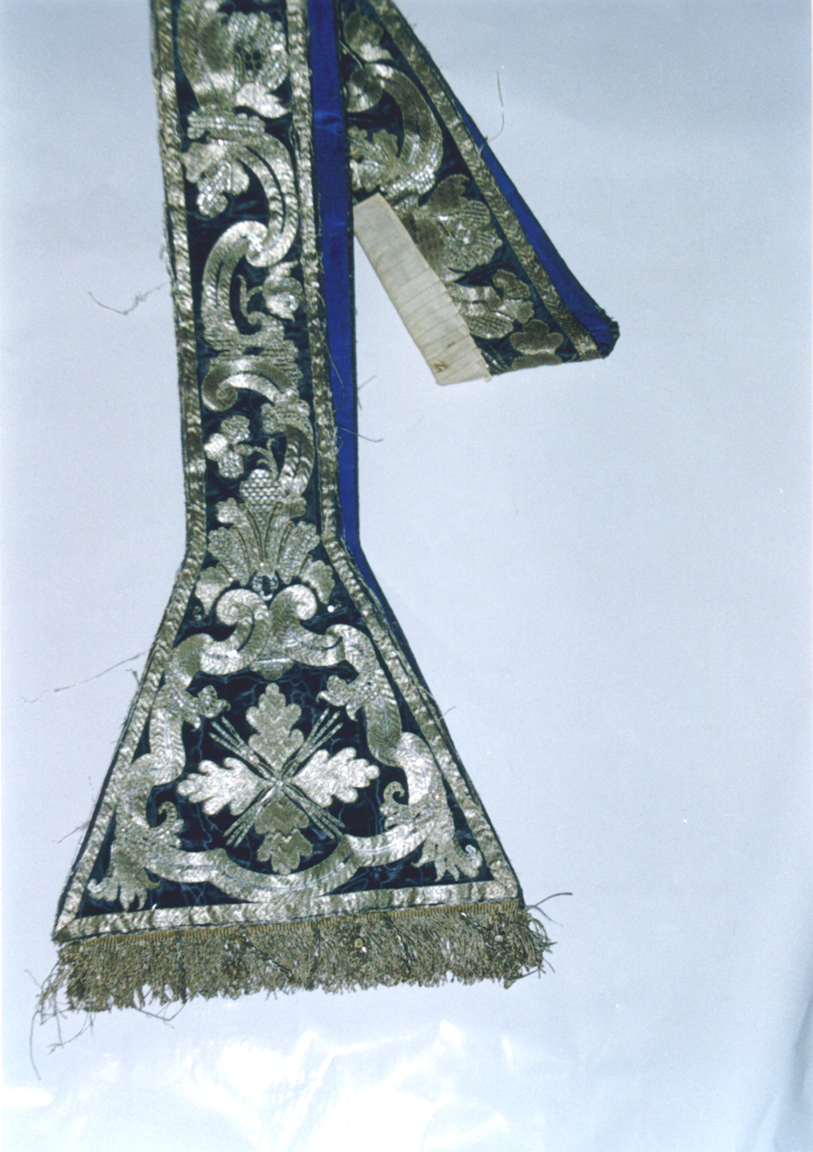 motivi decorativi fitomorfi, motivi decorativi floreali, volute, croci fogliate e raggiate (stola, elemento d'insieme) - ambito siciliano (prima metà XVIII)