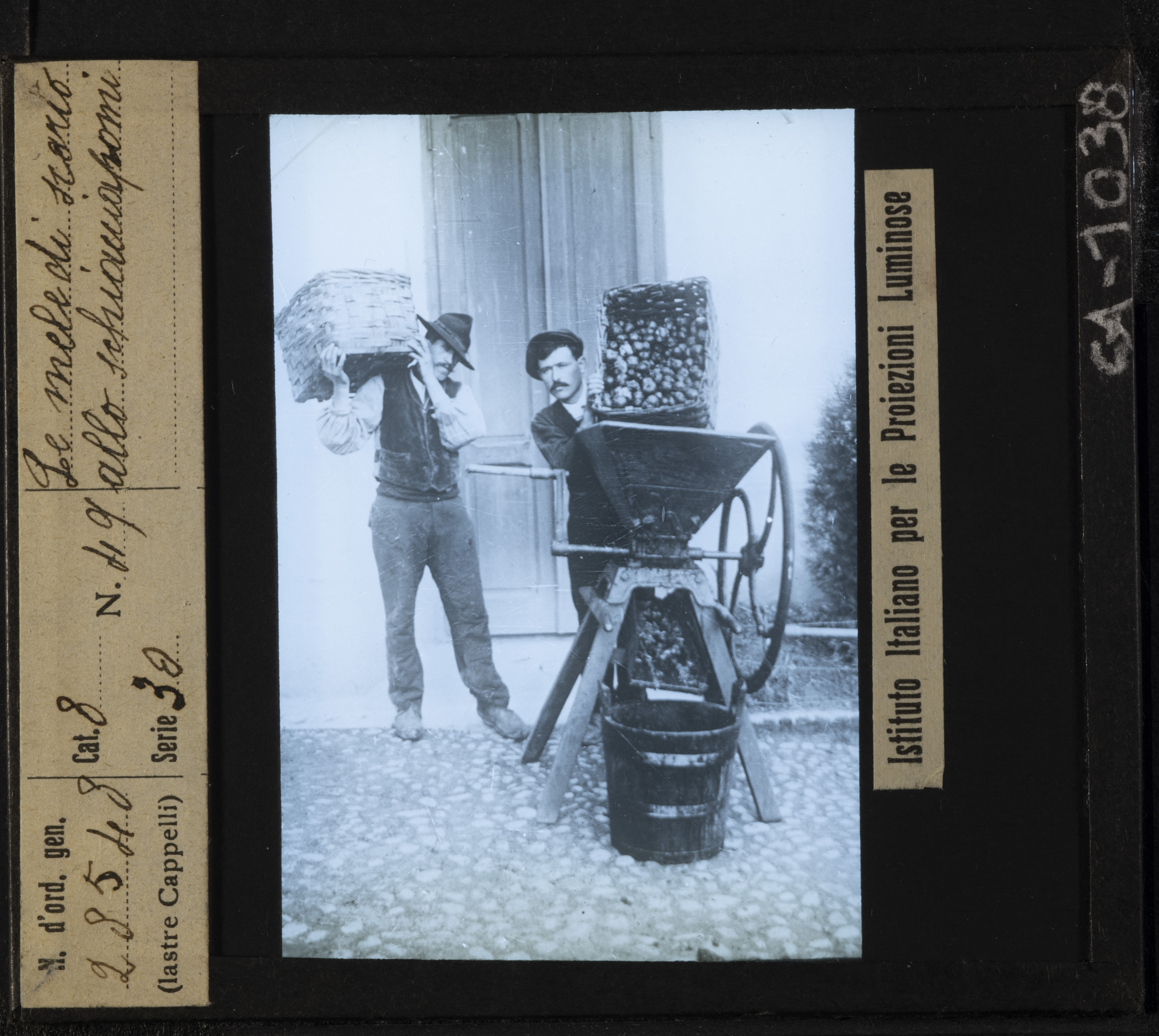 Persone - Agricoltori - Lavoratori agricoli (positivo) di Istituto Italiano per le Proiezioni Luminose (XX)