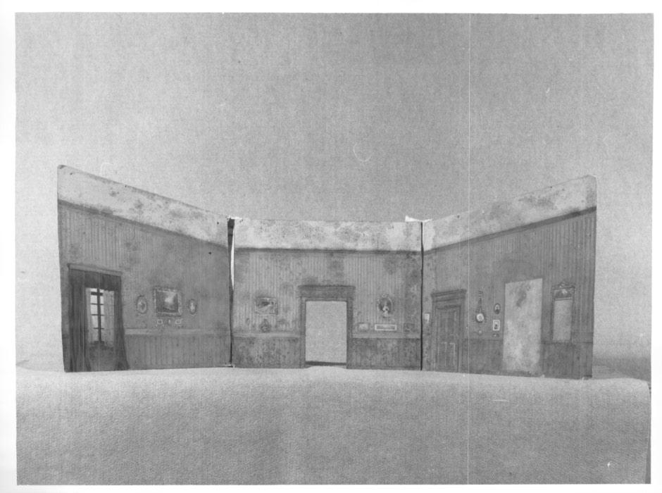 Interno di un salotto borghese con apertura sulla parete di fondo (modellino di scenografia, frammento) di Gončarova Natalja (attribuito) (primo quarto XX)