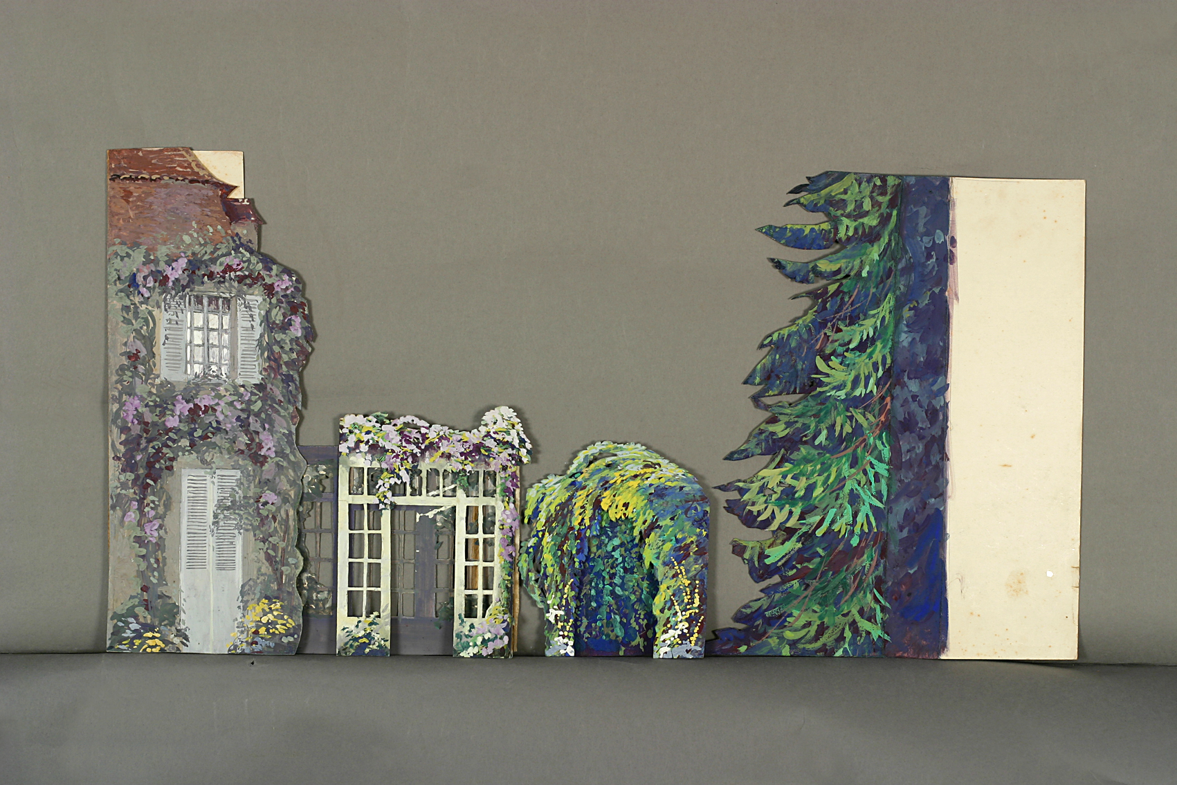 Casa, veranda, pergola, fondale vegetale, alberi (modellino di scenografia, serie) di Gončarova Natalja (attribuito) (primo quarto XX)