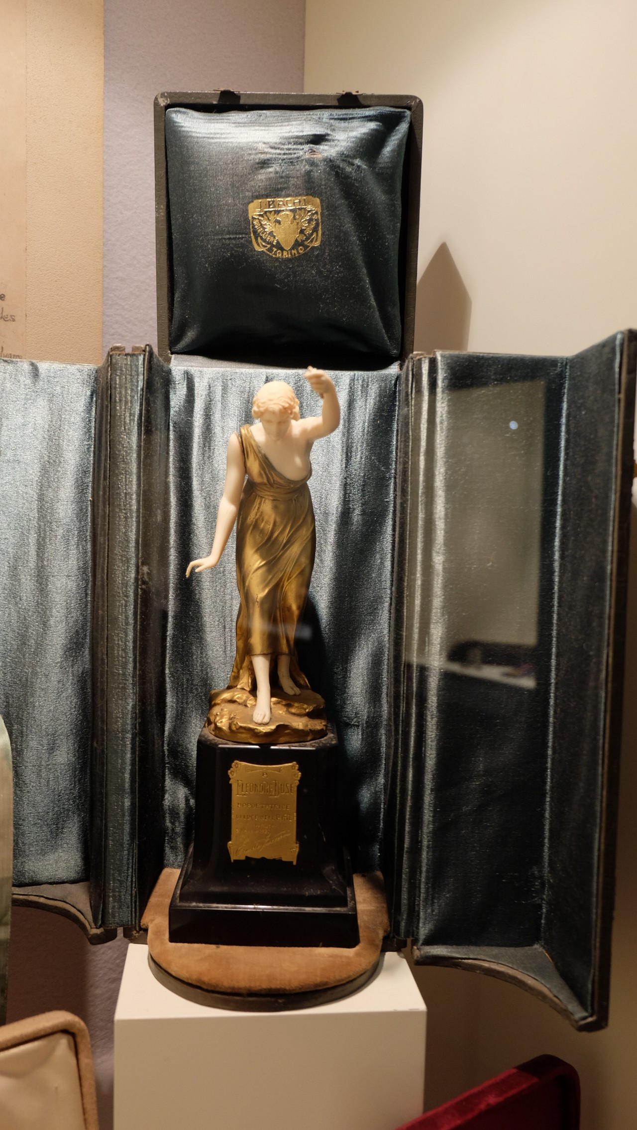 figura femminile con torcia (mancante) (statuetta, opera isolata) di Bachi I (primo quarto XX)