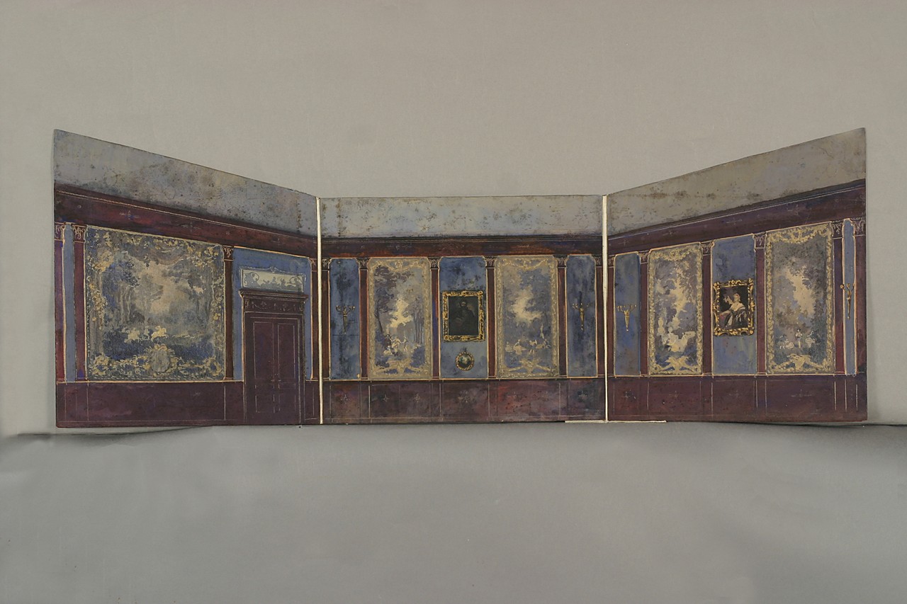 Salone con quadri, arazzi e una porta sulla parete sinistra (modellino di scenografia, frammento) di Gončarova Natalja (attribuito) (primo quarto XX)