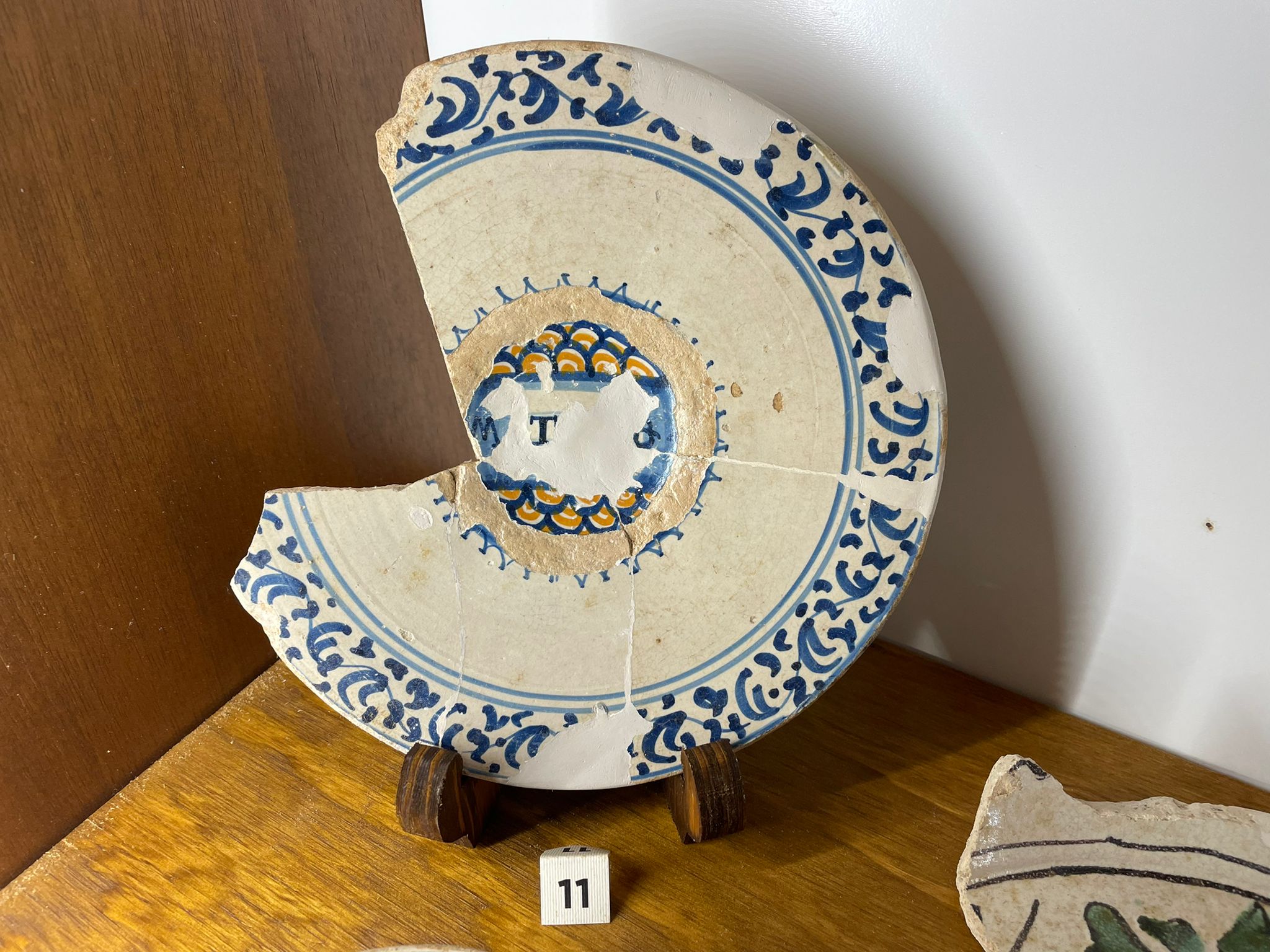 soggetto assente (piatto) - bottega derutese (prima metà sec. XVI)