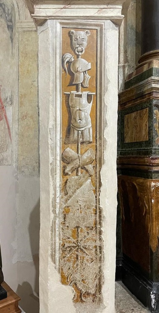 Candelabra con trofei militari (dipinto, insieme) - ambito umbro-laziale (fine/ inizio secc. XV-XVI)
