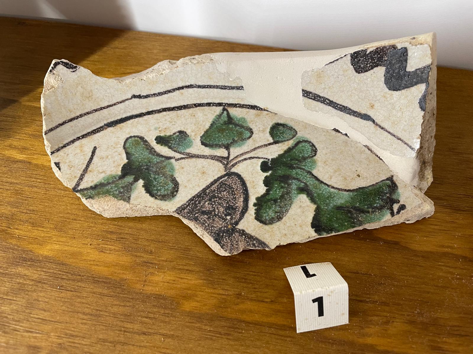 soggetto assente (bacile, frammento) - bottega umbra (sec. XIV)