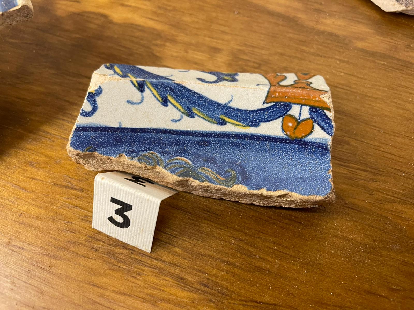 soggetto assente (piatto, frammento) - bottega derutese (sec. XVI)