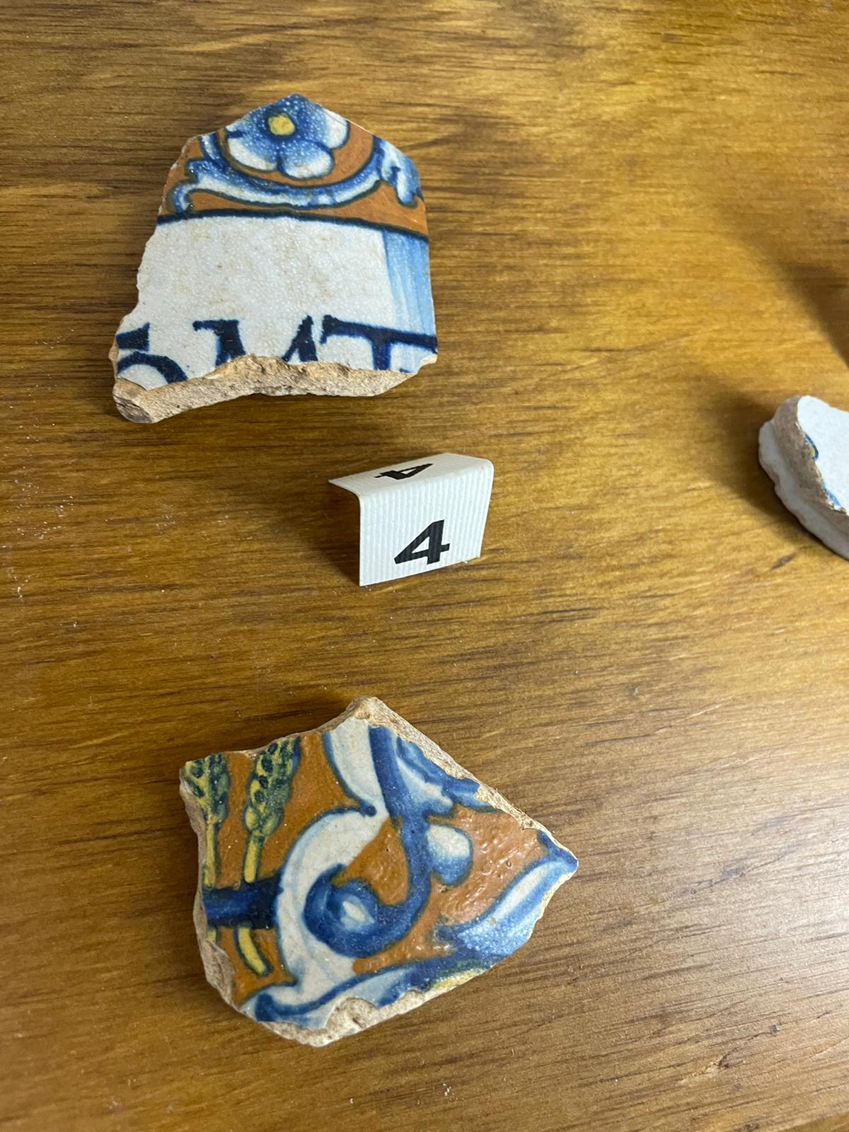 soggetto assente (vaso, frammento) - bottega derutese (sec. XVI)