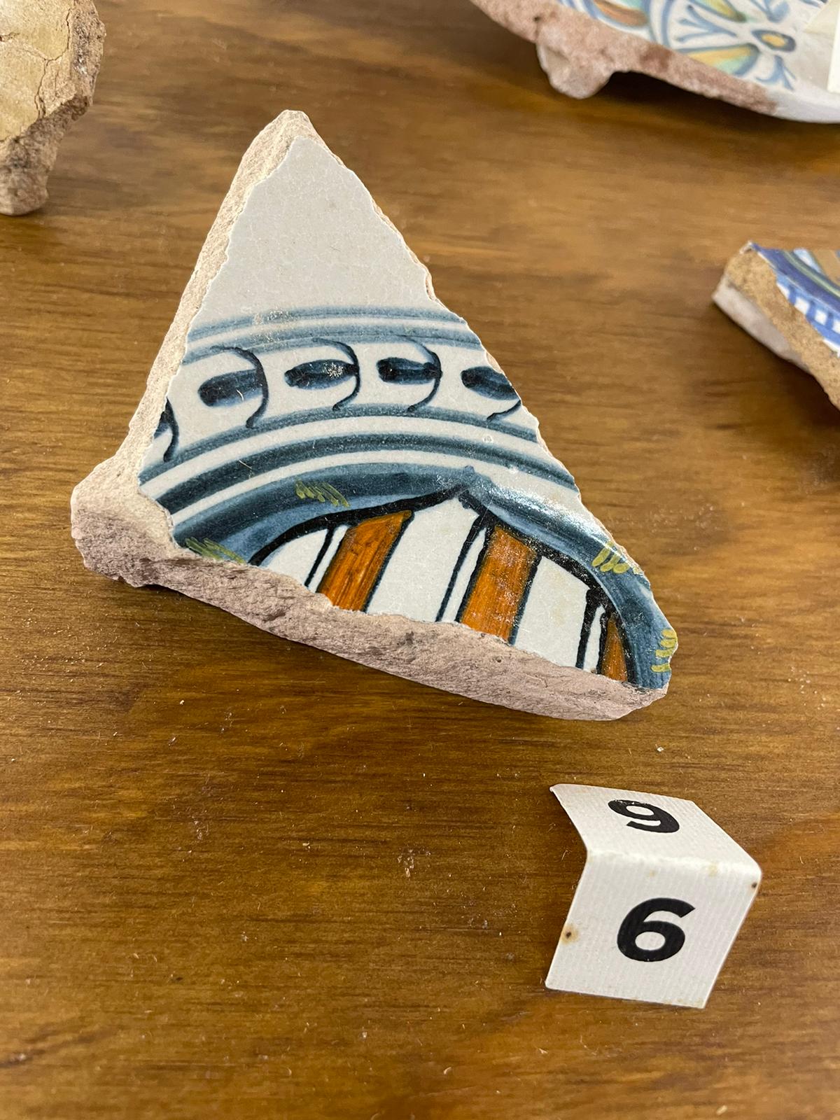 soggetto assente (piatto, frammento) - bottega derutese (sec. XVI)