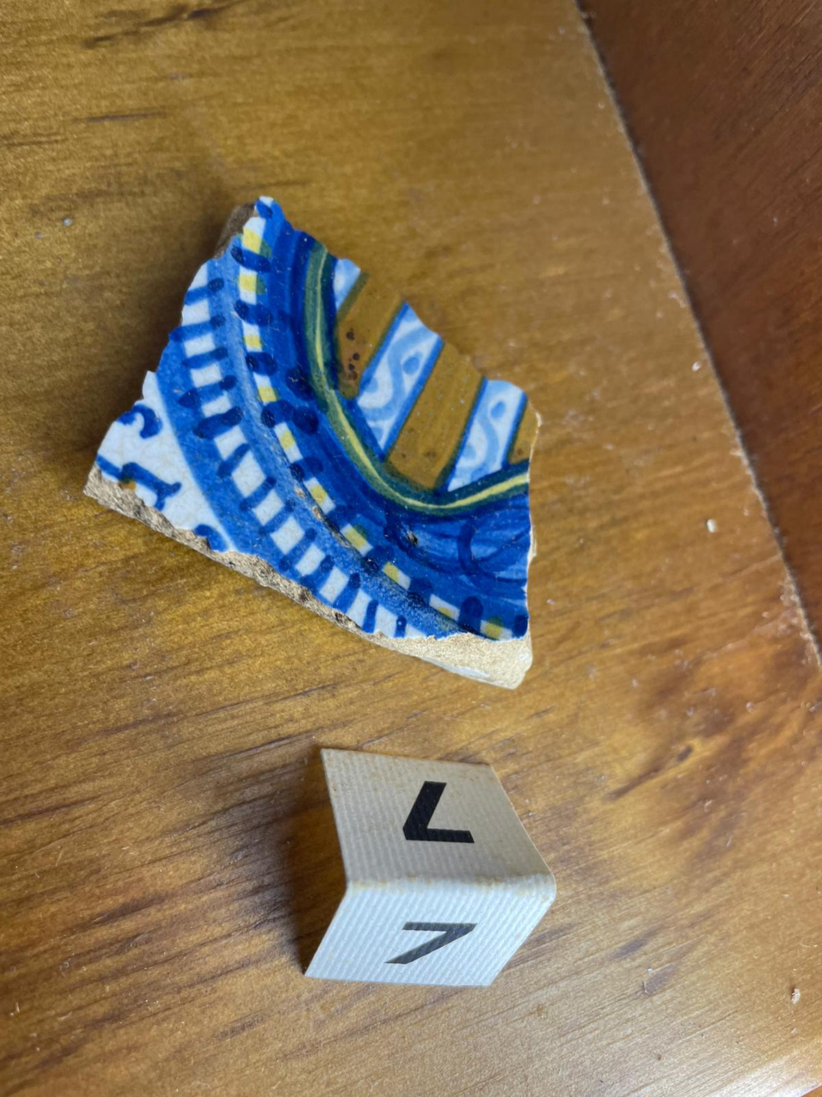 soggetto assente (piatto, frammento) - bottega derutese (sec. XVI)