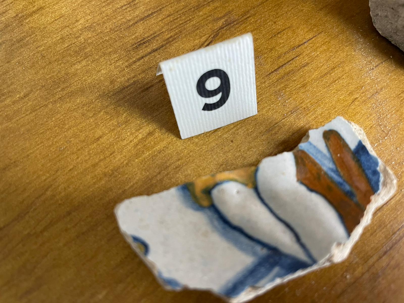 soggetto assente (piatto, frammento) - bottega derutese (sec. XVI)